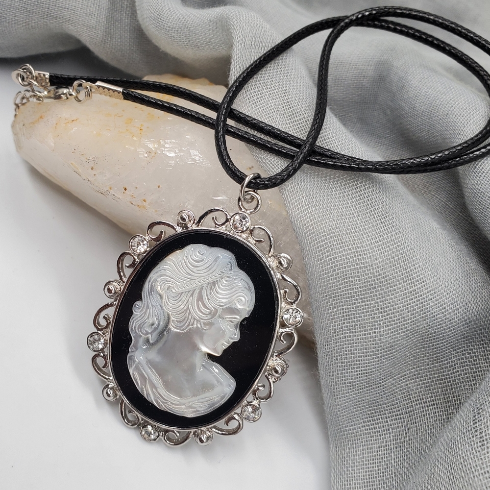 ❤️ Large Vintage Cameo Pendant Human Face Mother Of Pearl Black Silver